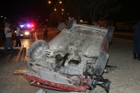 Un fuerte accidente vial involucra a dos vehículos la noche de este lunes en el boulevard que comunica la glorieta de la Carreta en la entrada a la ciudad del lado poniente. Según los testigos este accidente fue provocado por que varios trailers se estaci