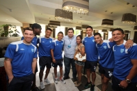 Viernes 29 de mayo del 2015. Tuxtla Gutiérrez. La selección nacional de Guatemala se toma un momento para compartir con sus aficionados en el hotel donde descansan en la capital del estado de Chiapas, esto previo al partido del día de mañana contra la sel