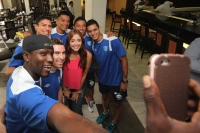 Viernes 29 de mayo del 2015. Tuxtla Gutiérrez. La selección nacional de Guatemala se toma un momento para compartir con sus aficionados en el hotel donde descansan en la capital del estado de Chiapas, esto previo al partido del día de mañana contra la sel