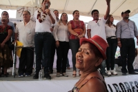 Lunes 4 de junio del 2018. Tuxtla Gutiérrez. Roberto albores Gleason, candidato al gobierno del estado de Chiapas durante su gira de proselitismo en la Colonia La Reliquia platica con los pobladores a quienes manifiesta el compromiso de administrar el go Lunes 4 de junio del 2018. Tuxtla Gutiérrez. Roberto albores Gleason, candidato al gobierno del estado de Chiapas durante su gira de proselitismo en la Colonia La Reliquia platica con los pobladores a quienes manifiesta el compromiso de administrar el go