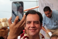 Lunes 4 de junio del 2018. Tuxtla Gutiérrez. Roberto albores Gleason, candidato al gobierno del estado de Chiapas durante su gira de proselitismo en la Colonia La Reliquia platica con los pobladores a quienes manifiesta el compromiso de administrar el go