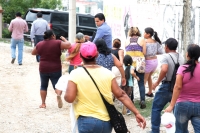 Lunes 4 de junio del 2018. Tuxtla Gutiérrez. Roberto albores Gleason, candidato al gobierno del estado de Chiapas durante su gira de proselitismo en la Colonia La Reliquia platica con los pobladores a quienes manifiesta el compromiso de administrar el go