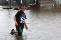 Martes 3 de junio del 2014. Arriaga, Chiapas. Familias de las pescaderías de la costa chiapaneca, esperan que las lluvias se incrementen en las próximas horas, esto a pesar de que las autoridades de Protección Civil continúan alertando sobre el riesgo de 