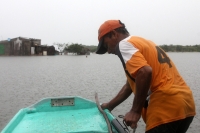 Martes 3 de junio del 2014. Arriaga, Chiapas. Familias de las pescaderías de la costa chiapaneca, esperan que las lluvias se incrementen en las próximas horas, esto a pesar de que las autoridades de Protección Civil continúan alertando sobre el riesgo de 