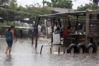 Martes 3 de junio del 2014. Arriaga, Chiapas. Familias de las pescaderías de la costa chiapaneca, esperan que las lluvias se incrementen en las próximas horas, esto a pesar de que las autoridades de Protección Civil continúan alertando sobre el riesgo de 
