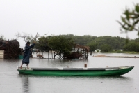 Martes 3 de junio del 2014. Arriaga, Chiapas. Familias de las pescaderías de la costa chiapaneca, esperan que las lluvias se incrementen en las próximas horas, esto a pesar de que las autoridades de Protección Civil continúan alertando sobre el riesgo de 