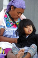 Domingo 29 de marzo del 2015. Tuxtla Gutiérrez, Cada año disminuye el número de las familias artesanas que continúan  elaborando las palmas en los atrios de las iglesias de la capital del estado de Chiapas.