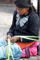 Domingo 29 de marzo del 2015. Tuxtla Gutiérrez, Cada año disminuye el número de las familias artesanas que continúan  elaborando las palmas en los atrios de las iglesias de la capital del estado de Chiapas.