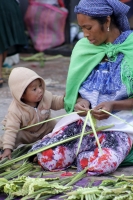 Domingo 29 de marzo del 2015. Tuxtla Gutiérrez, Cada año disminuye el número de las familias artesanas que continúan  elaborando las palmas en los atrios de las iglesias de la capital del estado de Chiapas.