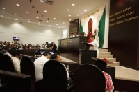 Jueves 13 de enero. Continúa la glosa del informe de gobierno esta mañana. En la imagen Esther Almazan en la tribuna.