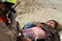 20210223. Tuxtla G. Persona con golpes es encontrada en una esquina del Barrio Niño de Atocha, es trasladada al Hospital Gómez Maza