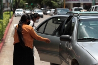 Viernes 24 de julio del 2020. Tuxtla Gutiérrez. Juanita, la madre del niño secuestrado en la ciudad de San Cristóbal de las Casas intenta acercarse a las autoridades chiapanecas este medio día en la capital de este estado del sureste de México.