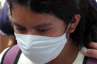 Viernes 24 de julio del 2020. Tuxtla Gutiérrez. Juanita, la madre del niño secuestrado en la ciudad de San Cristóbal de las Casas intenta acercarse a las autoridades chiapanecas este medio día en la capital de este estado del sureste de México.