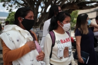 Viernes 24 de julio del 2020. Tuxtla Gutiérrez. Juanita, la madre del niño secuestrado en la ciudad de San Cristóbal de las Casas intenta acercarse a las autoridades chiapanecas este medio día en la capital de este estado del sureste de México.