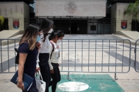 Viernes 24 de julio del 2020. Tuxtla Gutiérrez. Juanita, la madre del niño secuestrado en la ciudad de San Cristóbal de las Casas intenta acercarse a las autoridades chiapanecas este medio día en la capital de este estado del sureste de México.