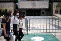 Viernes 24 de julio del 2020. Tuxtla Gutiérrez. Juanita, la madre del niño secuestrado en la ciudad de San Cristóbal de las Casas intenta acercarse a las autoridades chiapanecas este medio día en la capital de este estado del sureste de México.