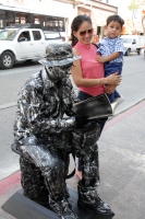 Miércoles 11 de febrero del 2015. Tuxtla Gutiérrez. El ingenio suple todas las carencias. Una estatua viviente en la Avenida Central.