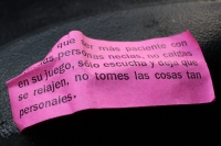 Miércoles 11 de febrero del 2015. Tuxtla Gutiérrez. El ingenio suple todas las carencias. Una estatua viviente en la Avenida Central regala pequeños textos.