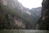 Viernes 12 de diciembre del 2014. Chiapa de Corzo, Los prestadores de servicios turísticos de las cooperativas de lancheros del Cañón del Sumidero realizan esta mañana su peregrinación hacia la Cueva de Colores dentro de este Parque Nacional en donde colo