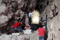 Viernes 12 de diciembre del 2014. Chiapa de Corzo, Los prestadores de servicios turísticos de las cooperativas de lancheros del Cañón del Sumidero realizan esta mañana su peregrinación hacia la Cueva de Colores dentro de este Parque Nacional en donde colo