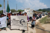 Lunes 18 de abril. Estudiantes del bachillerato de la comunidad Guaquitepec, en el municipio de Chilón,  Chiapas  marchan para exigir que no sean utilizadas las parcelas por grupos de invasores que ocupan invasores que afectan a 17 comunidades de la regió