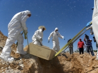 Zarate / Chihuahua / Los restos de 29 personas, que han perdido la vida en la guerra entre cárteles de la droga y que permanecían como desconocidas en el SEMEFO de Ciudad Juárez, fueron enviadas en la fosa común. Del 2008 a la fecha 238 personas ejecutada