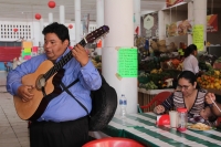 Sábado 2 de diciembre del 2017. Tuxtla Gutiérrez. Nuestros artistas callejeros rcorren los mercados y parques de la ciudad regalando a los curiosos la musicalidad que caracteriza a la provincia del sureste de México