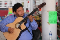 Sábado 2 de diciembre del 2017. Tuxtla Gutiérrez. Nuestros artistas callejeros rcorren los mercados y parques de la ciudad regalando a los curiosos la musicalidad que caracteriza a la provincia del sureste de México