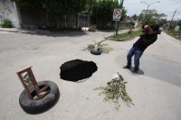 Jueves 14 de junio del 2012. Tuxtla Gutiérrez, Chiapas. Un bache ubicado en las cercanías del Albergue de Ancianos del DIF en la colonia de Los Electricistas ocasiona molestias a quienes circulan en el oriente de la ciudad.