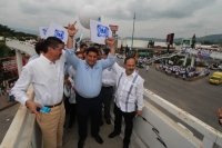 Jueves 14 de junio del 2012. Tuxtla Gutiérrez, Chiapas. Militantes de varios partidos políticos coinciden en los cruceros de la capital del estado de Chiapas para promover las diferentes candidaturas políticas en esta entidad del sureste de México.