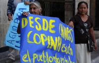 Lunes 14 de marzo del 2016. Tuxtla Gutiérrez. Miembros de ONG´s se manifiestan en las instalaciones del congreso de Chiapas exigiendo mayores medidas de seguridad para Gustavo Castro quien permanece en Honduras después del asesinato de la activista Berta 