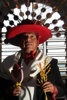 Jueves 16 de agosto del 2012. Tuxtla Gutiérrez, Chiapas. Danzantes de la Etnia Zoque realizan La Danza de Nuestro Padre Roque este medio día en la Iglesia de San Roque donde se celebran las fiestas patronales de uno de los barrios más antiguos de la ciuda