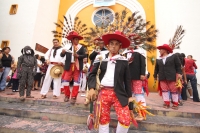 Jueves 16 de agosto del 2012. Tuxtla Gutiérrez, Chiapas. Danzantes de la Etnia Zoque realizan La Danza de Nuestro Padre Roque este medio día en la Iglesia de San Roque donde se celebran las fiestas patronales de uno de los barrios más antiguos de la ciuda