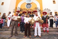 Jueves 16 de agosto del 2012. Tuxtla Gutiérrez, Chiapas. Danzantes de la Etnia Zoque realizan La Danza de Nuestro Padre Roque este medio dÃa en la Iglesia de San Roque donde se celebran las fiestas patronales de uno de los barrios más antiguos de la ciuda Jueves 16 de agosto del 2012. Tuxtla Gutiérrez, Chiapas. Danzantes de la Etnia Zoque realizan La Danza de Nuestro Padre Roque este medio dÃa en la Iglesia de San Roque donde se celebran las fiestas patronales de uno de los barrios más antiguos de la ciuda