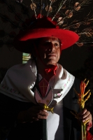 Jueves 16 de agosto del 2012. Tuxtla Gutiérrez, Chiapas. Danzantes de la Etnia Zoque realizan La Danza de Nuestro Padre Roque este medio día en la Iglesia de San Roque donde se celebran las fiestas patronales de uno de los barrios más antiguos de la ciuda