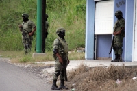 Jueves 9 de septiembre. Elementos del ejército mexicano realizan un operativo sorpresa en la colonia Residencial Hacienda donde permanecen varias horas en el interior de una casa ubicada en la esquina de la Av. Mérida y calle San Luis Potosí.