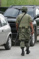 Jueves 9 de septiembre. Elementos del ejército mexicano realizan un operativo sorpresa en la colonia Residencial Hacienda donde permanecen varias horas en el interior de una casa ubicada en la esquina de la Av. Mérida y calle San Luis Potosí.