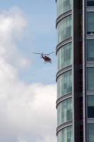 Viernes 27 de septiembre del 2013. Tuxtla Gutiérrez. La cercanía de helicópteros en las cercanías de la Torre Azteca-Chiapas alerta a quienes se manifiestan en las cercanías.