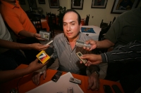 El diputado Hernán Orantes continua en las instalaciones de Santo Domingo donde espera que las autoridades Priistas definan la situación cupular de este partido en Chiapas.