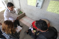 Lunes 20 de enero del 2014. Tuxtla Gutiérrez. Una mujer permanece en la entrada de las instalaciones de la PGJE-Chis en huelga de hambre para exigir garantÃas a su integridad después de recibir amenazas y llamadas telefónicas en la comunidad de San Fernan Lunes 20 de enero del 2014. Tuxtla Gutiérrez. Una mujer permanece en la entrada de las instalaciones de la PGJE-Chis en huelga de hambre para exigir garantÃas a su integridad después de recibir amenazas y llamadas telefónicas en la comunidad de San Fernan