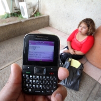 Lunes 20 de enero del 2014. Tuxtla Gutiérrez. Una mujer permanece en la entrada de las instalaciones de la PGJE-Chis en huelga de hambre para exigir garantÃas a su integridad después de recibir amenazas y llamadas telefónicas en la comunidad de San Fernan Lunes 20 de enero del 2014. Tuxtla Gutiérrez. Una mujer permanece en la entrada de las instalaciones de la PGJE-Chis en huelga de hambre para exigir garantÃas a su integridad después de recibir amenazas y llamadas telefónicas en la comunidad de San Fernan