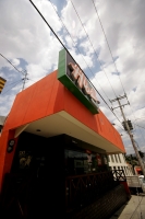 La media noche de este martes fue asaltado un antro ubicado en la 16 poniente a escasos metros de la avenida central, donde 5 sujetos armados con armas cortas irrumpieron el local, sometiendo a los clientes y golpeando a varios para asaltarlos, retiraron 