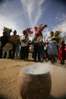 Especial / 15 fotos / Los Hojeros de Suchiapa recorren varios municipios de la depresión central de Chiapas para recolectar las Hojas de Espadaña, la cual es utilizada de forma ceremonial en los días previos a la Santa Cruz.  Los Hojeros acompañan el reco