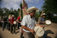 Especial / 15 fotos / Los Hojeros de Suchiapa recorren varios municipios de la depresión central de Chiapas para recolectar las Hojas de Espadaña, la cual es utilizada de forma ceremonial en los días previos a la Santa Cruz.  Los Hojeros acompañan el reco