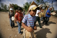 Especial / 15 fotos / Los Hojeros de Suchiapa recorren varios municipios de la depresión central de Chiapas para recolectar las Hojas de Espadaña, la cual es utilizada de forma ceremonial en los días previos a la Santa Cruz.  Los Hojeros acompañan el reco
