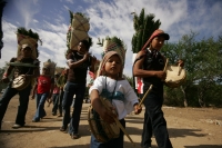 Especial / 15 fotos / Los Hojeros de Suchiapa recorren varios municipios de la depresión central de Chiapas para recolectar las Hojas de Espadaña, la cual es utilizada de forma ceremonial en los días previos a la Santa Cruz.  Los Hojeros acompañan el reco
