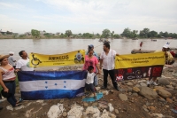Julio del 2014. Tapachula de Córdoba y Ordoñez. Los Niños Hondureños. Después de vivir el éxodo ocasionado por la violencia en Honduras, acosados y perseguidos por los mareros, continúan el camino hacia el norte intentando olvidar la venganza que sus jóve Julio del 2014. Tapachula de Córdoba y Ordoñez. Los Niños Hondureños. Después de vivir el éxodo ocasionado por la violencia en Honduras, acosados y perseguidos por los mareros, continúan el camino hacia el norte intentando olvidar la venganza que sus jóve