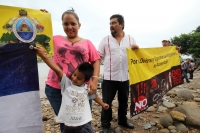 Julio del 2014. Tapachula de Córdoba y Ordoñez. Los Niños Hondureños. Después de vivir el éxodo ocasionado por la violencia en Honduras, acosados y perseguidos por los mareros, continúan el camino hacia el norte intentando olvidar la venganza que sus jóve