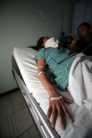 Mercedes Carrasco de 41 años de edad, convalece en la cama 62 del hospital del ISSSTE después de habar sido golpeada brutalmente por 4 sujetos en la ciudad de Tonalá. La mujer responsabiliza al presidente municipal después de recibir amenazas y el caso se