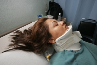 Mercedes Carrasco de 41 años de edad, convalece en la cama 62 del hospital del ISSSTE después de habar sido golpeada brutalmente por 4 sujetos en la ciudad de Tonalá. La mujer responsabiliza al presidente municipal después de recibir amenazas y el caso se